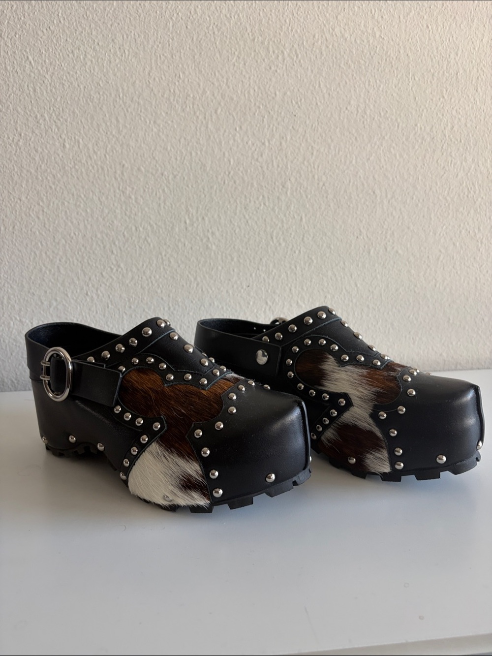 XOBZJH Cowhide Leather Studded Clogs with Brown & White Hair